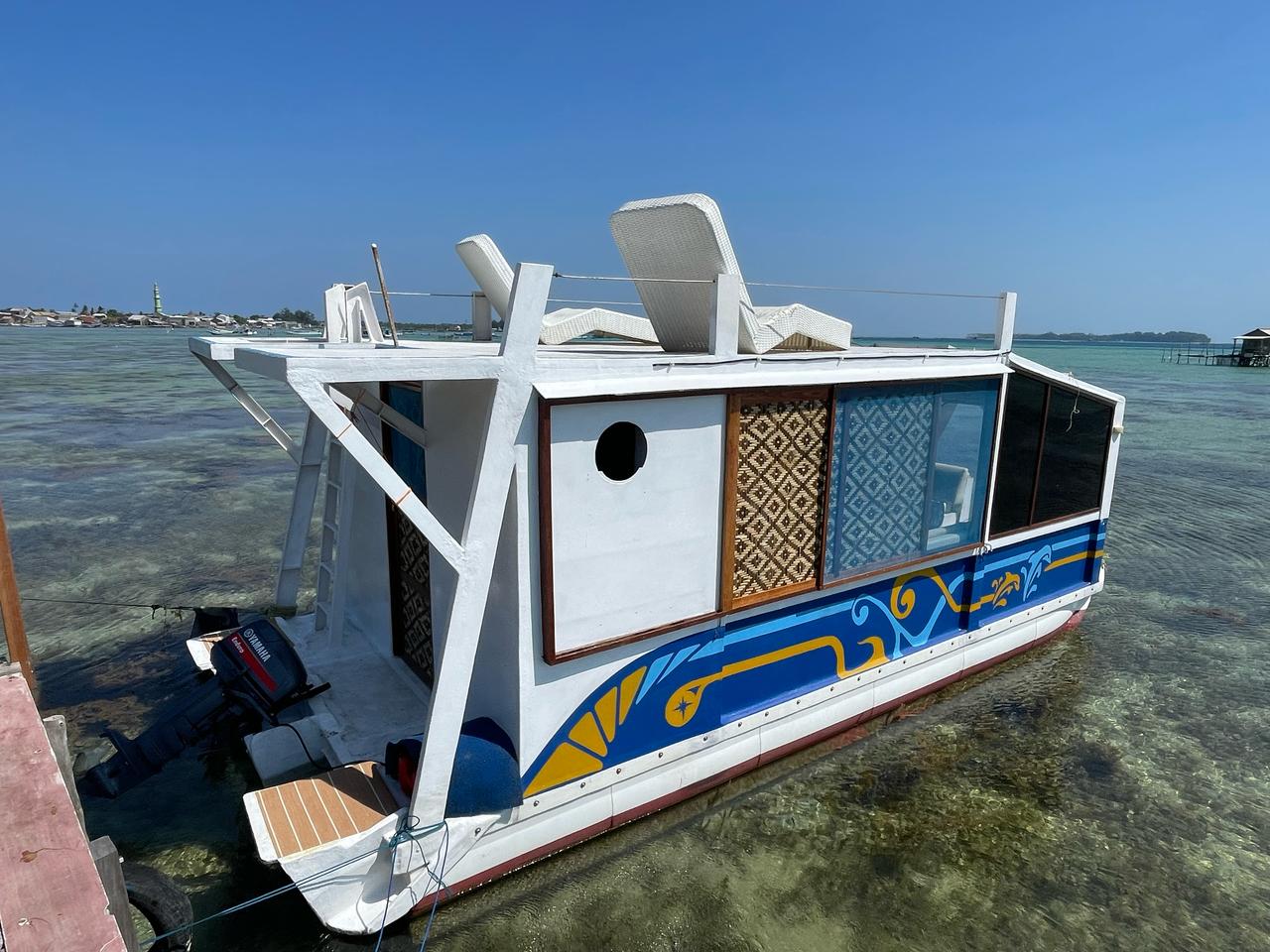 Kamar Jetty Camper Boar 2p di Omah Alchy Cottage & Resort (Pinggir Laut)